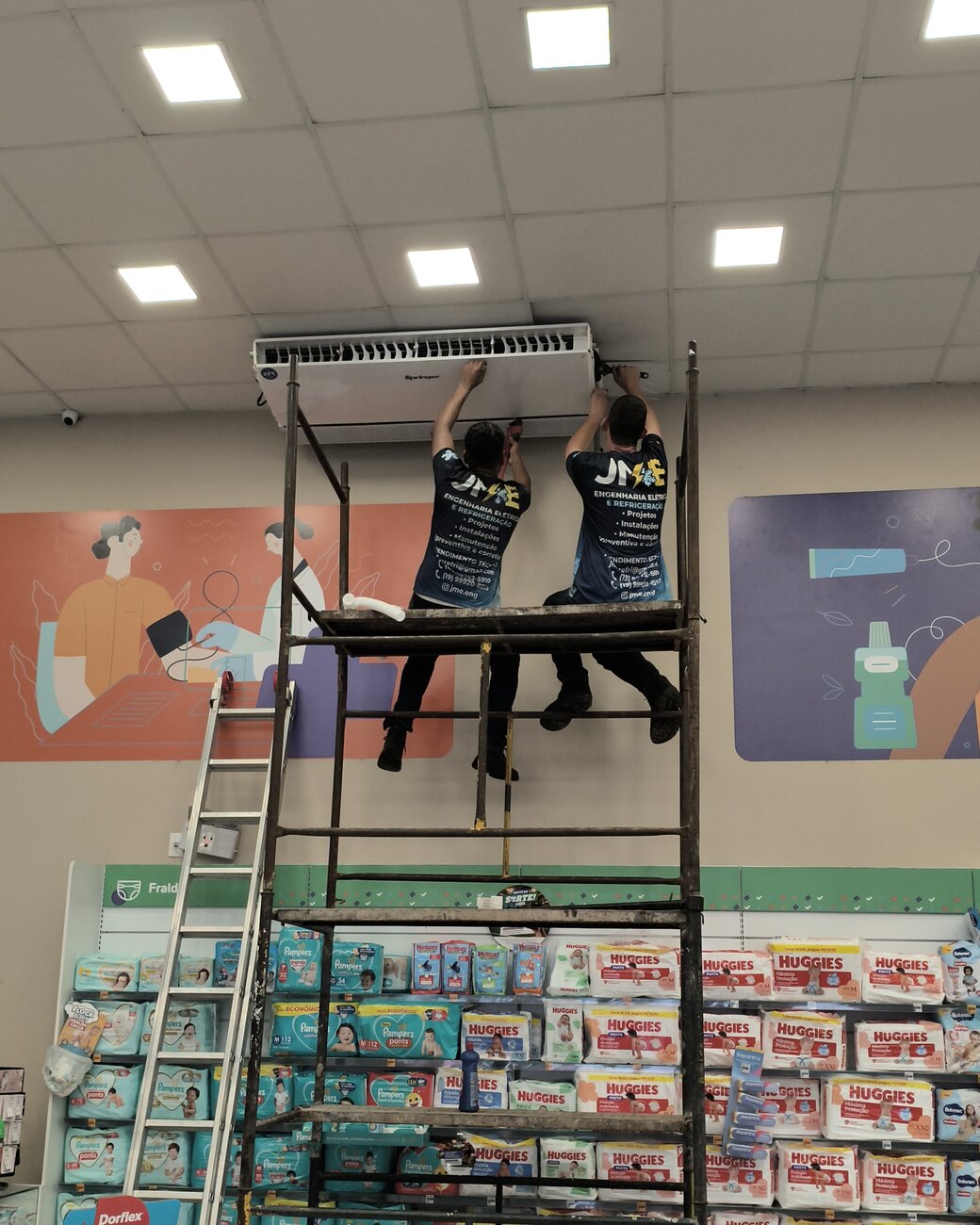 Equipe JME realizando manutenção de ar-condicionado em ambiente comercial
