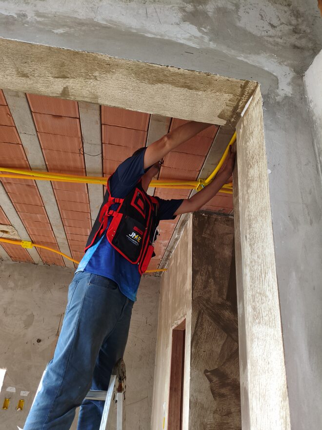 Equipe JME em instalação elétrica